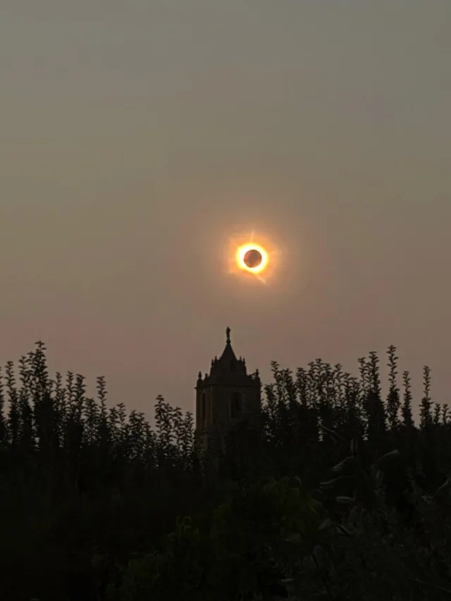 Eclipse total con iglesia